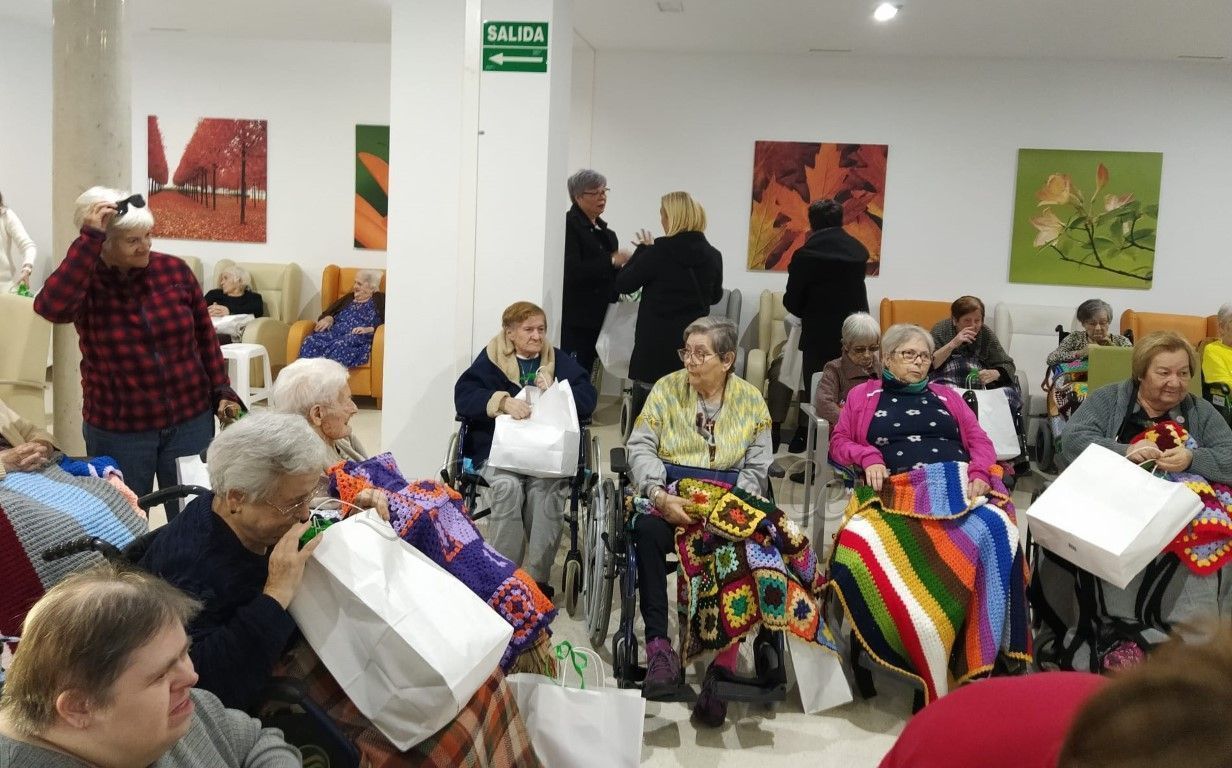 La iniciativa "Calor Solidario" de ACEPAS y Crocheteras Solidarias visita la Fundación Gerón
