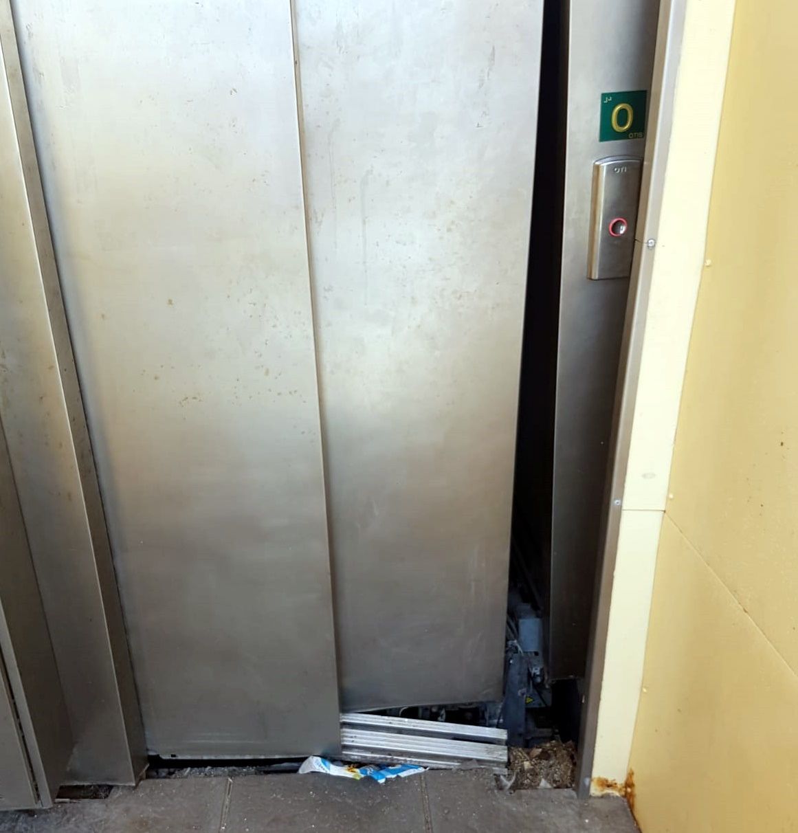 Los vándalos provocan graves daños al ascensor de La Ribera y queda fuera de servicio