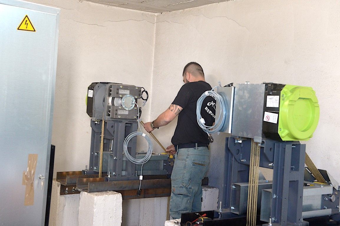Comienza la renovación integral de los ascensores del Ceuta Center