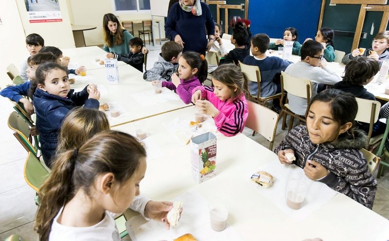 La Caixa y el Banco de Alimentos impulsan en Ceuta la gran recogida de leche para combatir la pobreza alimentaria.
