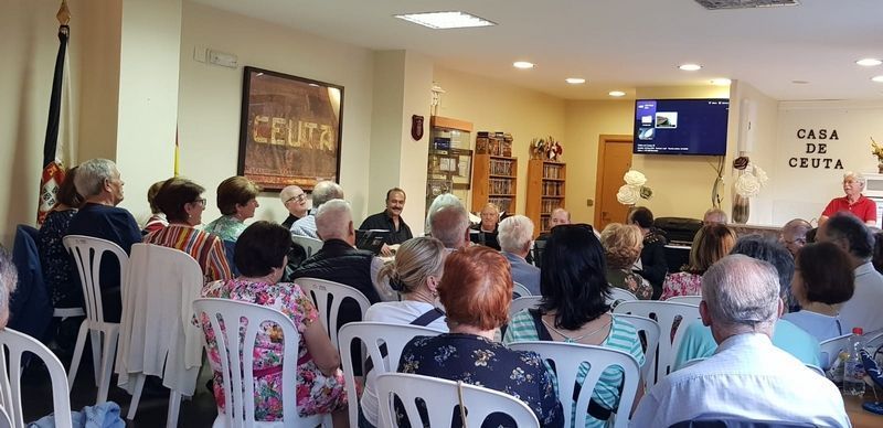 La Casa de Ceuta en Granada canta al compás del grupo Pandivos.