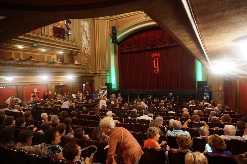 El grupo de teatro de la Casa de Ceuta en Granada representa "El médico a palos"