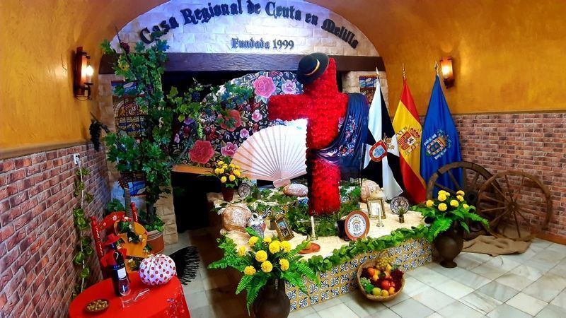 La Casa Regional de Ceuta en Melilla presenta su Cruz de Mayo.