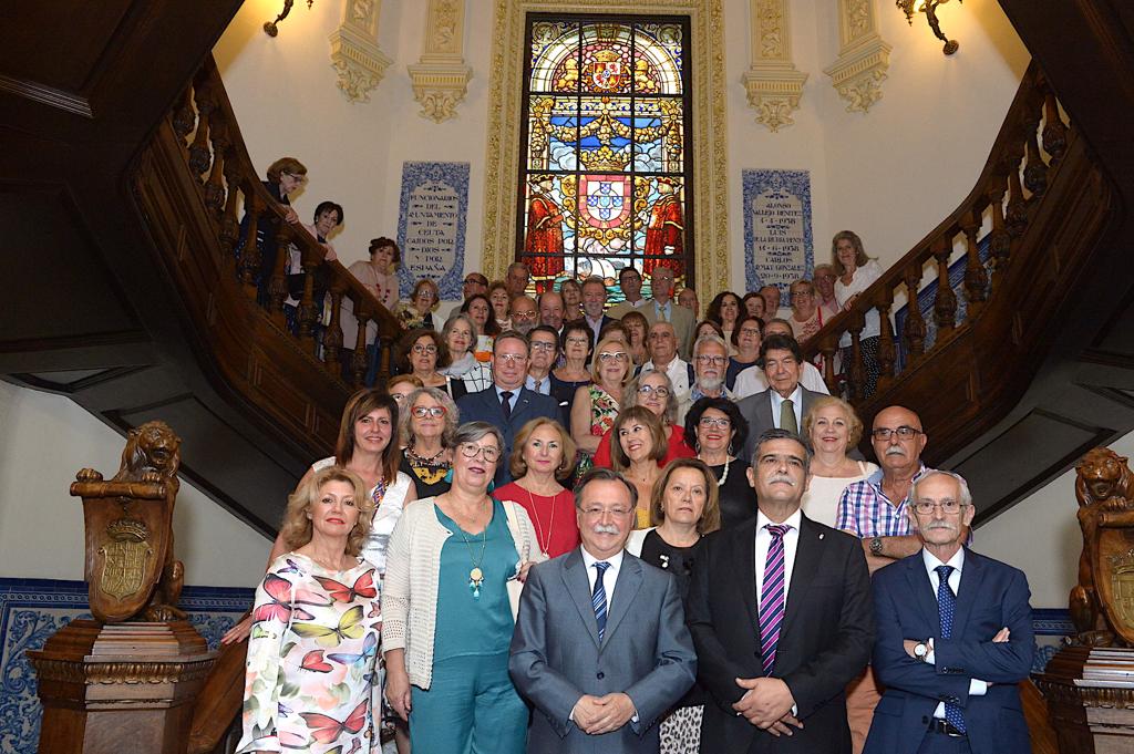 Vivas recibe a un grupo de miembros de la Casa de Ceuta en Sevilla