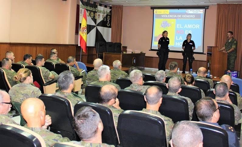 La Policía Nacional imparte charlas de concienciación sobre violencia de género en la Comandancia General