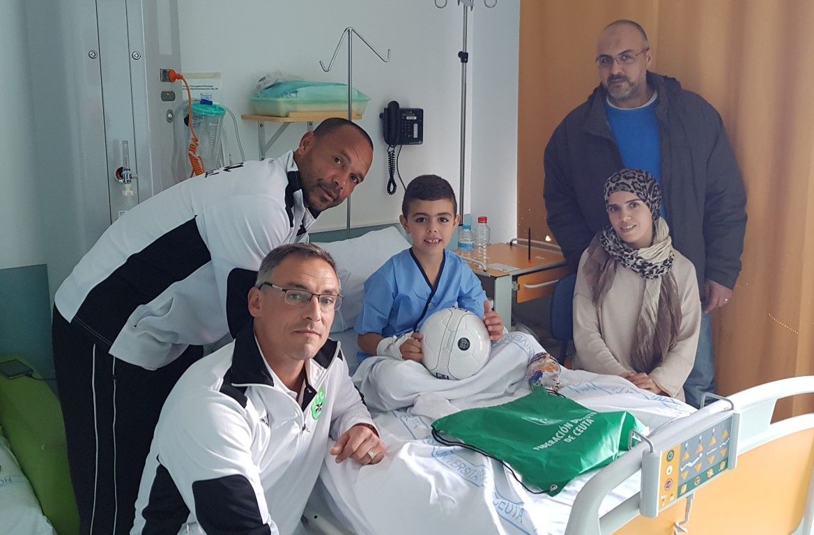 La Federación de Fútbol reparte regalos entre los niños de la planta de pediatría del hospital