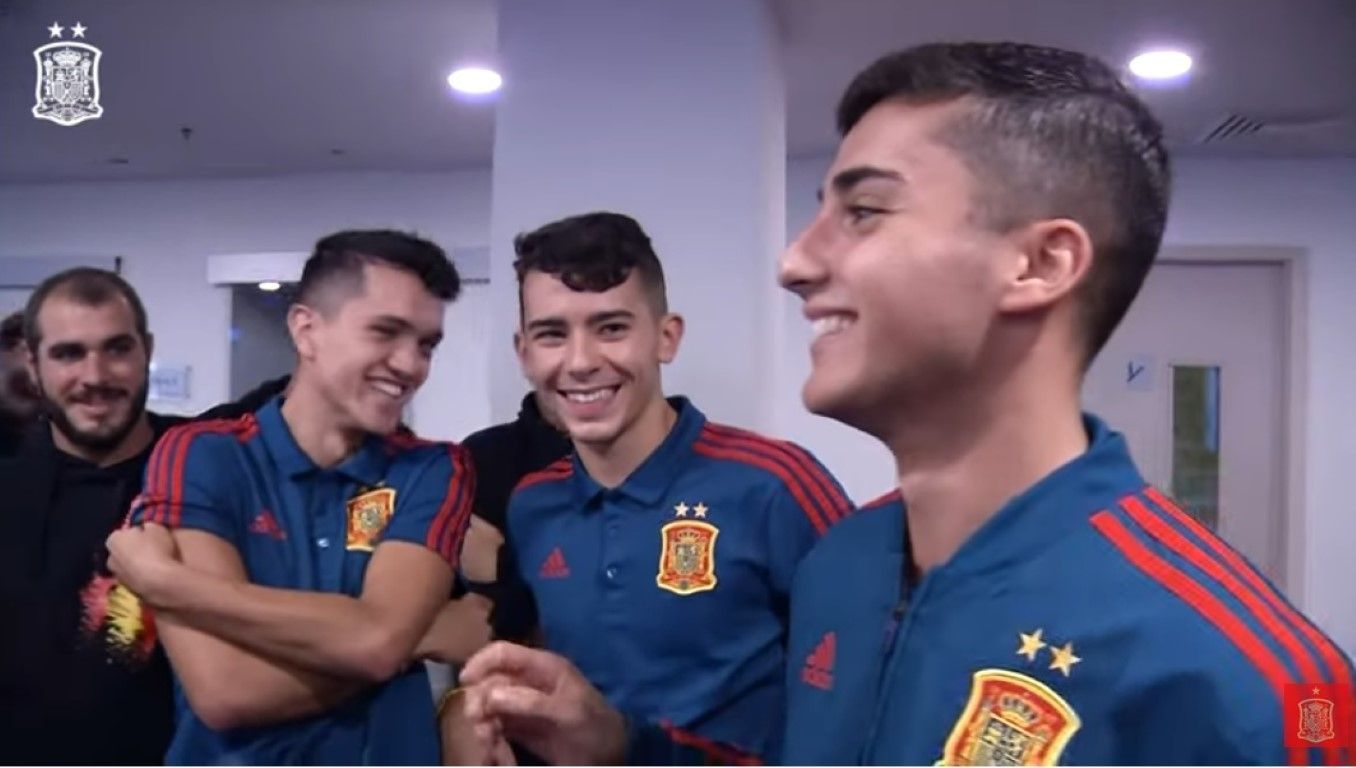 Nacho Torres regala un bombo al contingente español de la OTAN en Letonia para que animen en la final