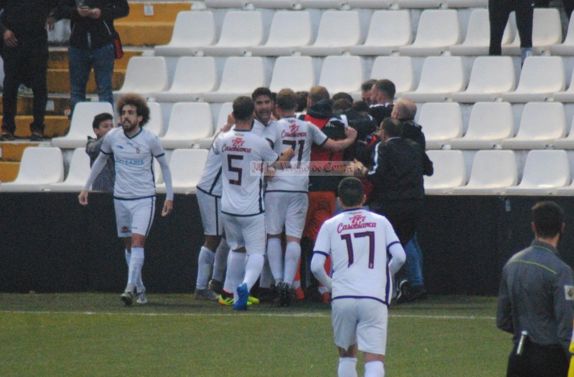 Una AD Ceuta, con más oficio que juego, supera al Cádiz B