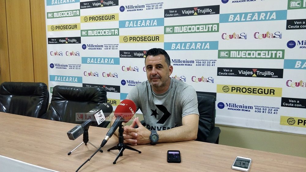 El entrenador de la AD Ceuta, Juan Ramón.