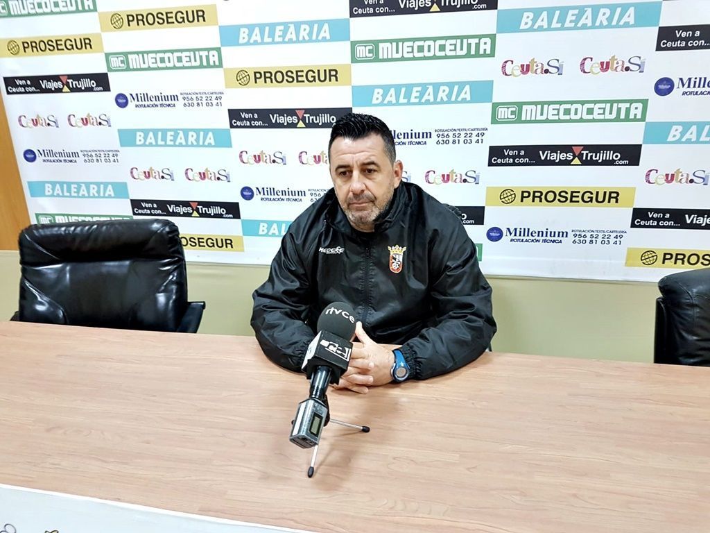 El entrenador de la AD Ceuta Juan Ramón.