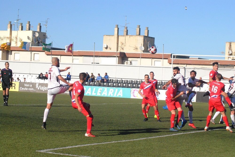 El Ceuta gana con poco juego al Écija Balompié