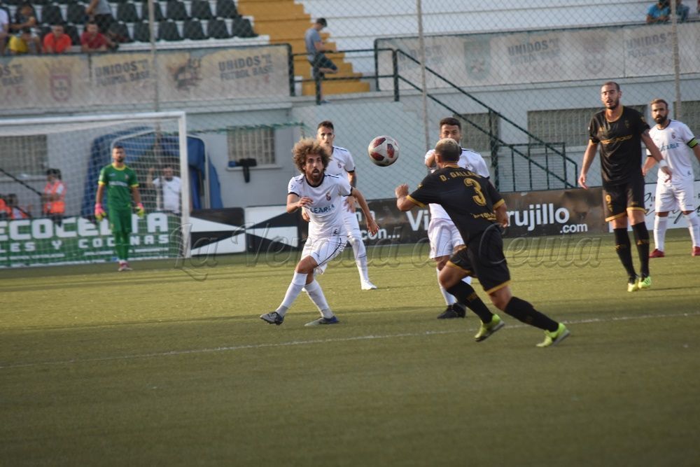 La afición se enamora de la AD Ceuta a pesar de la derrota.