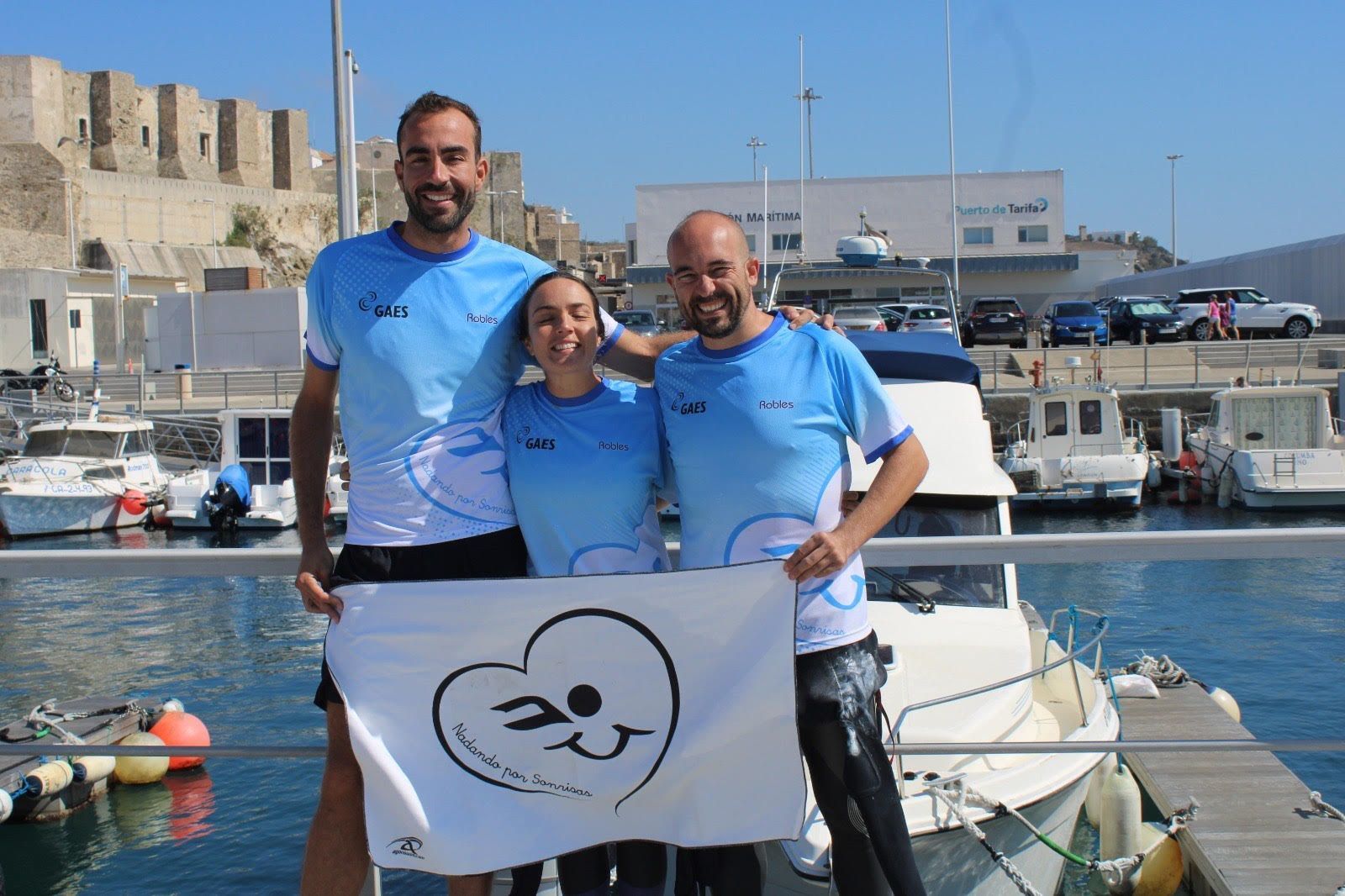 Tres españoles cruzan el Estrecho con un fin solidario