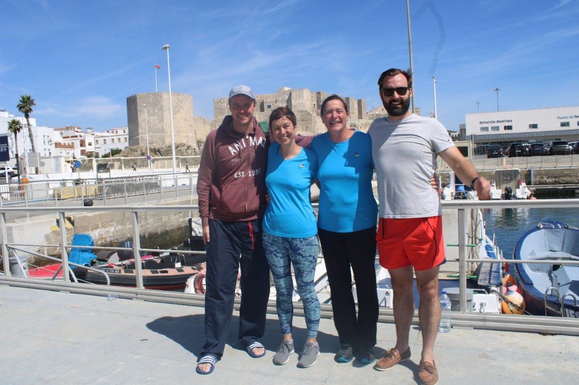 Un grupo de nadadores irlandeses completan el cruce del Estrecho