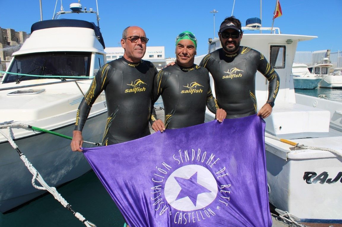 Tres nadadores cruzan el Estrecho para dar visibilidad al “Síndrome de Rett”