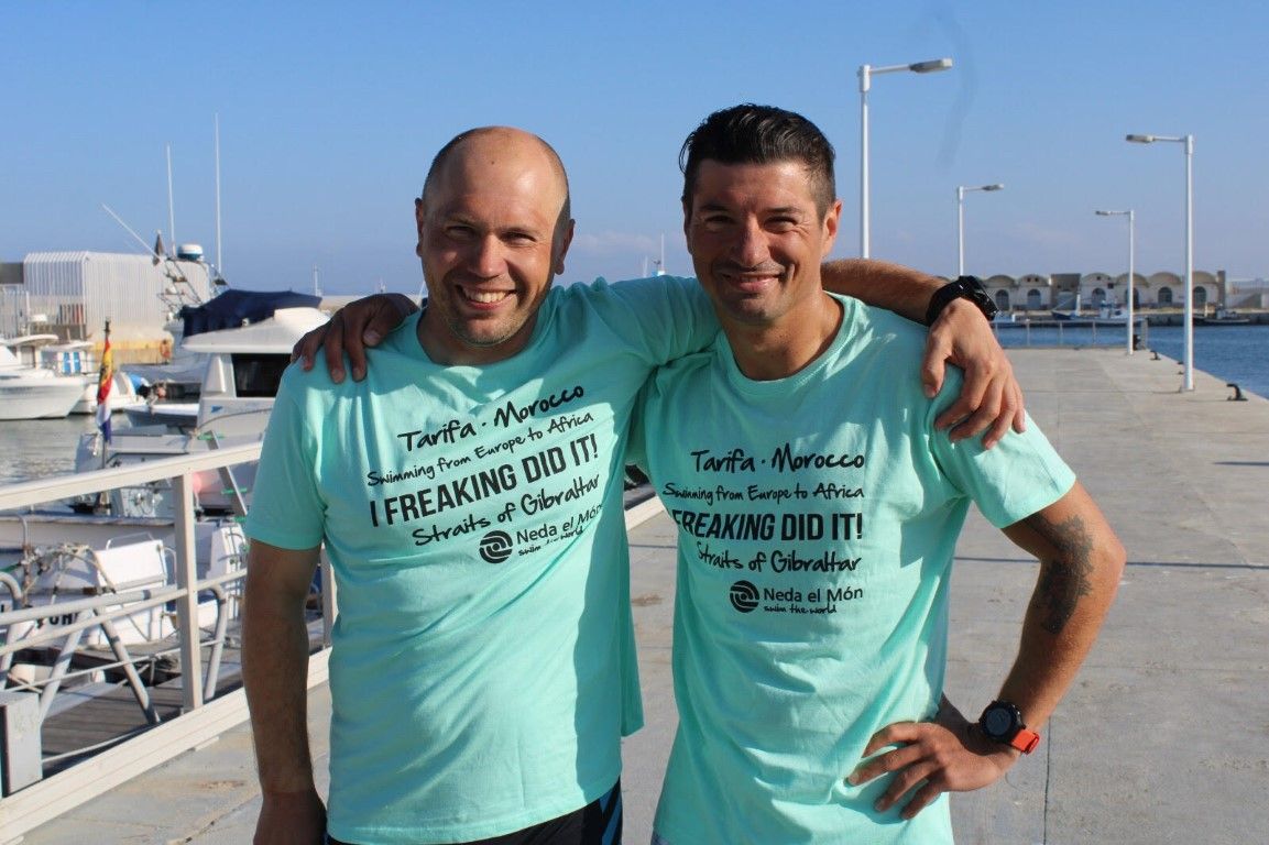 Dos nadadores letones cruzan el Estrecho y dos rusos se retiran