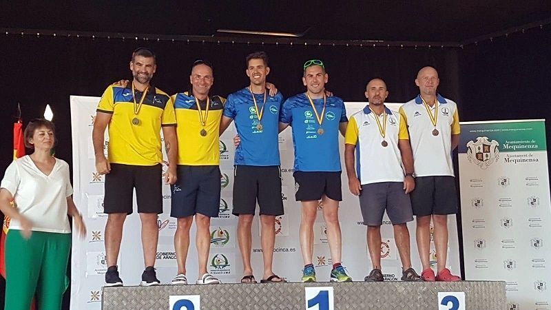 Los Delfines, medalla de plata, con los veteranos Benedicto y Ojeda.