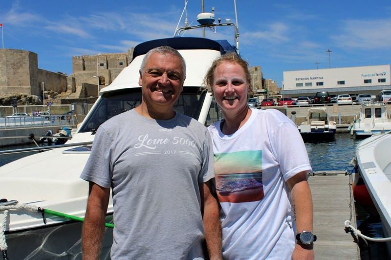 Dos australianos completan el cruce a nado del Estrecho