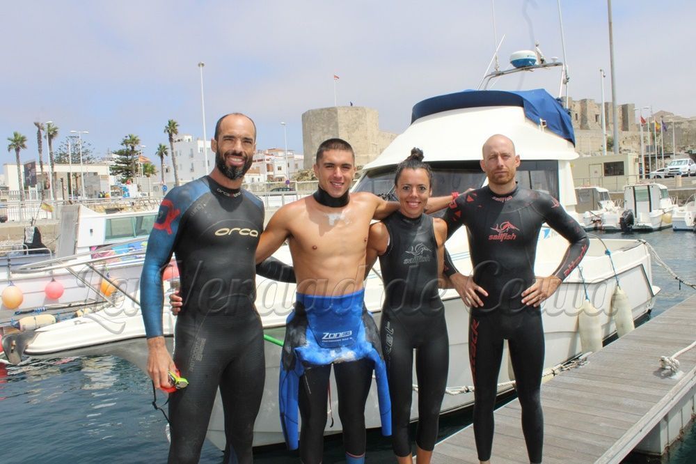 Cuatro españoles cruzan el Estrecho a nado