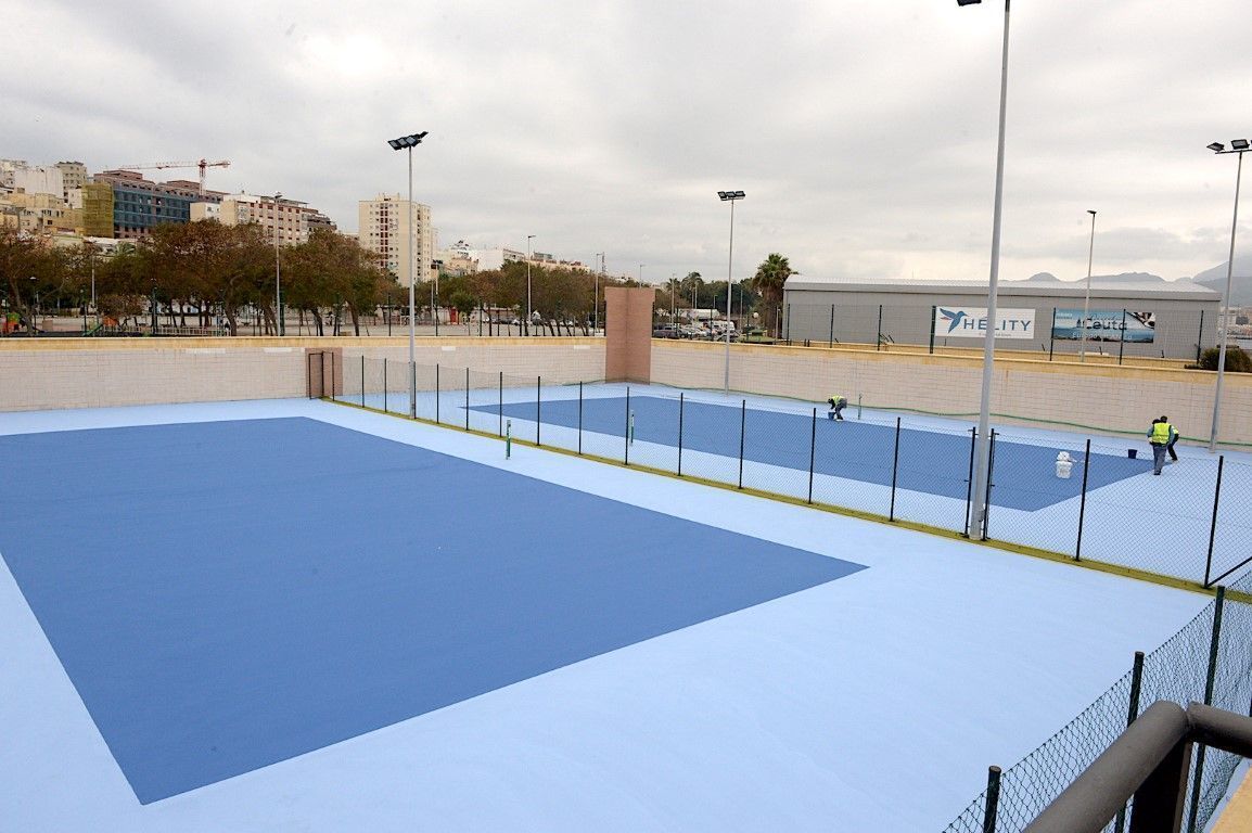 El presidente Vivas y los consejeros de Deportes y Fomento visitan las pistas de tenis del Parque Juan Carlos I
