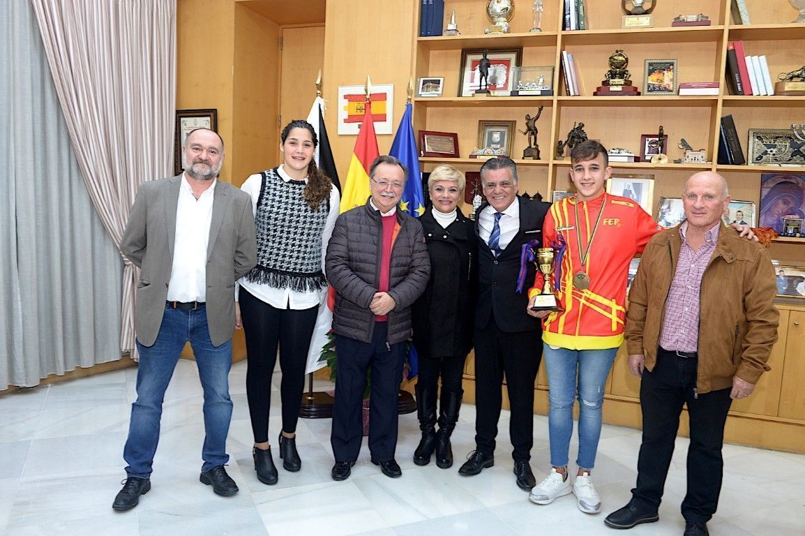 El presidente Juan Vivas recibe al petanquista Ismael Vázquez
