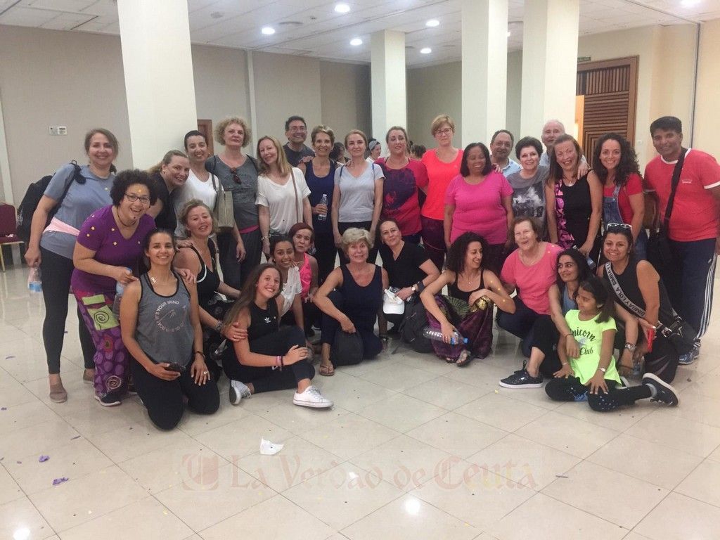 El taller de risoterapia de Edith Rivas se celebró en el Hotel Ulises