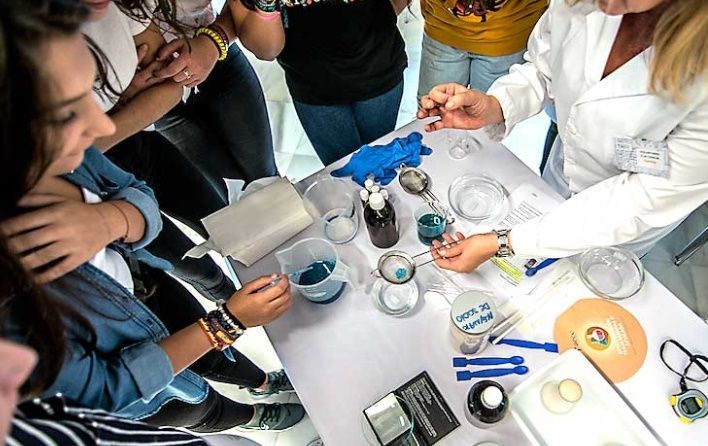 La Asociación Española contra el Cáncer hace llegar al Beatríz de Silva el programa “Ciencia para todos”