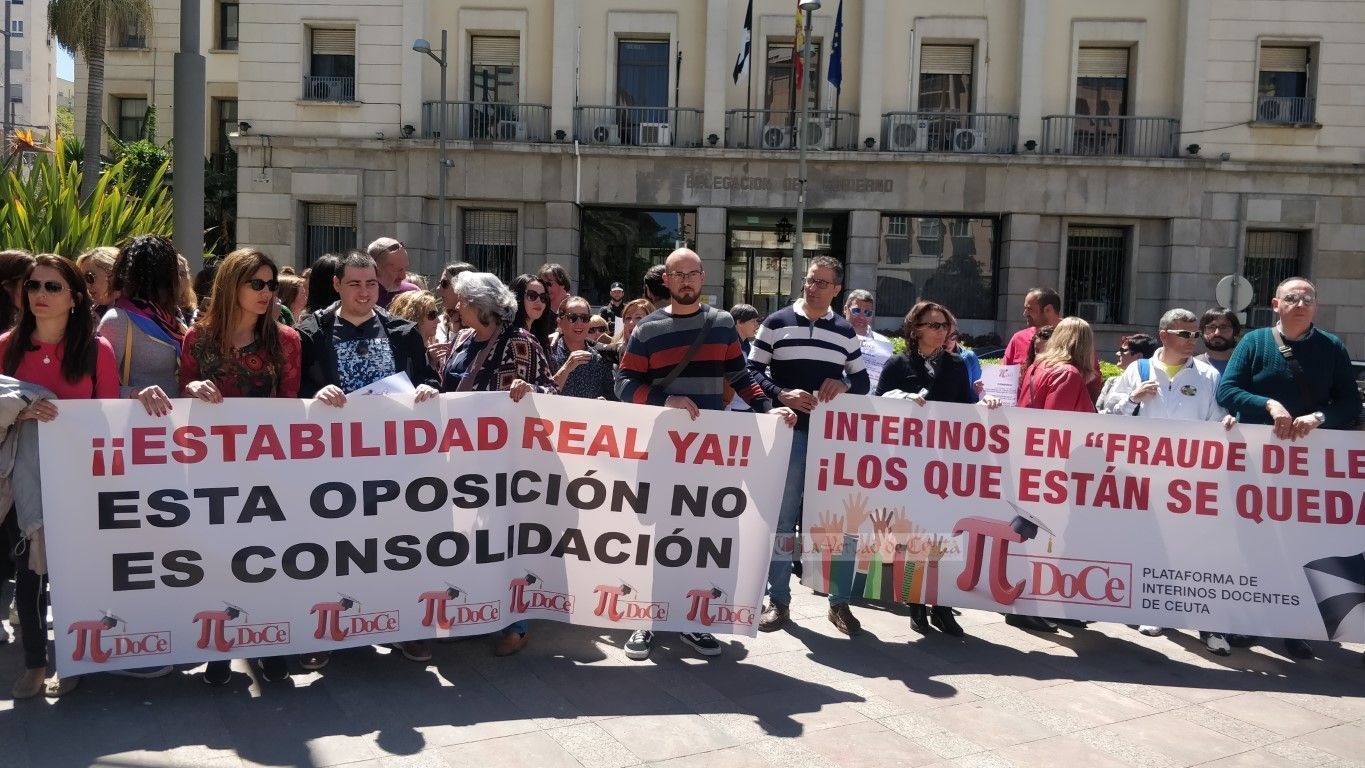 Los docentes interinos se manifiestan pidiendo estabilidad laboral	