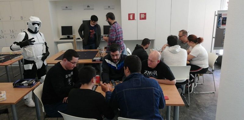 La Fuerza acompaña a los juegos de mesa en la Biblioteca Pública.