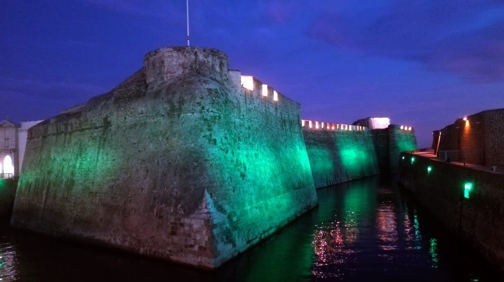 Las Murallas Reales, iluminadas de verde por el cuarto aniversario del cambio de denominación a Plena inclusión