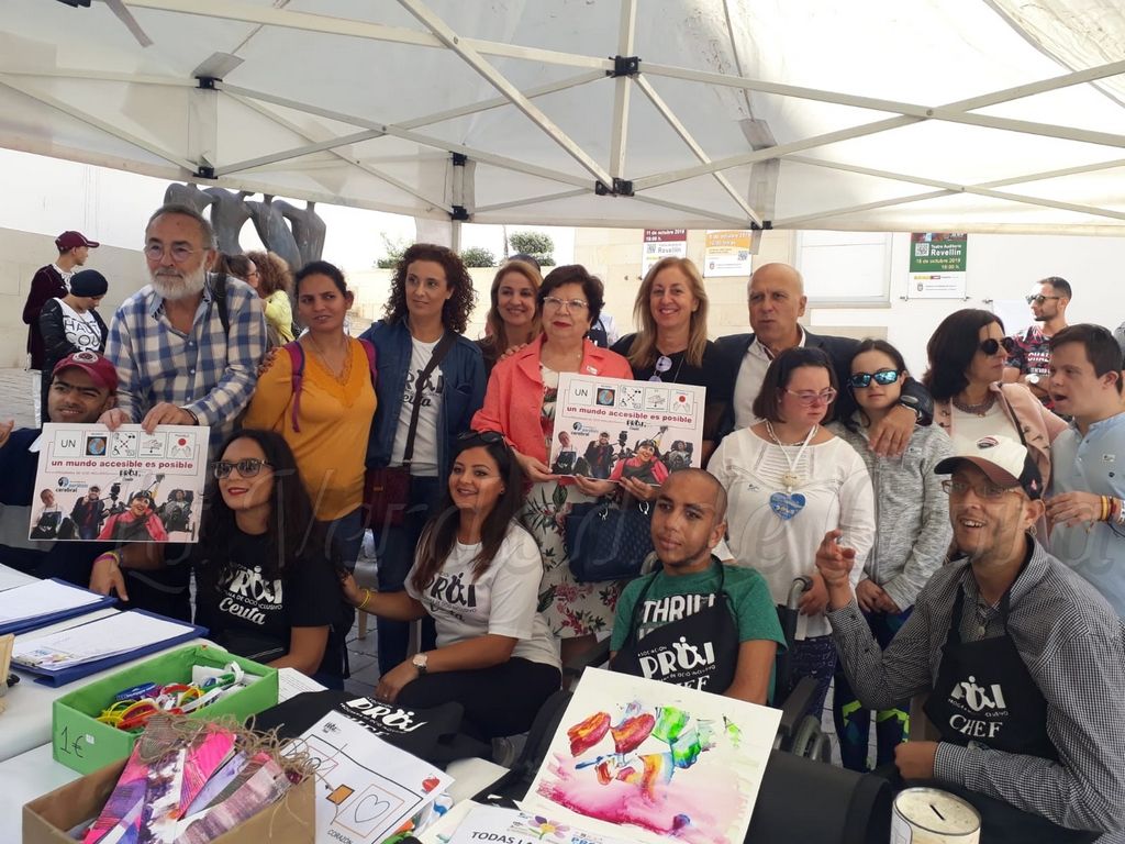 La delegada del Gobierno, Salvadora Mateos también ha visitado el stand PROI dia mundial 8
