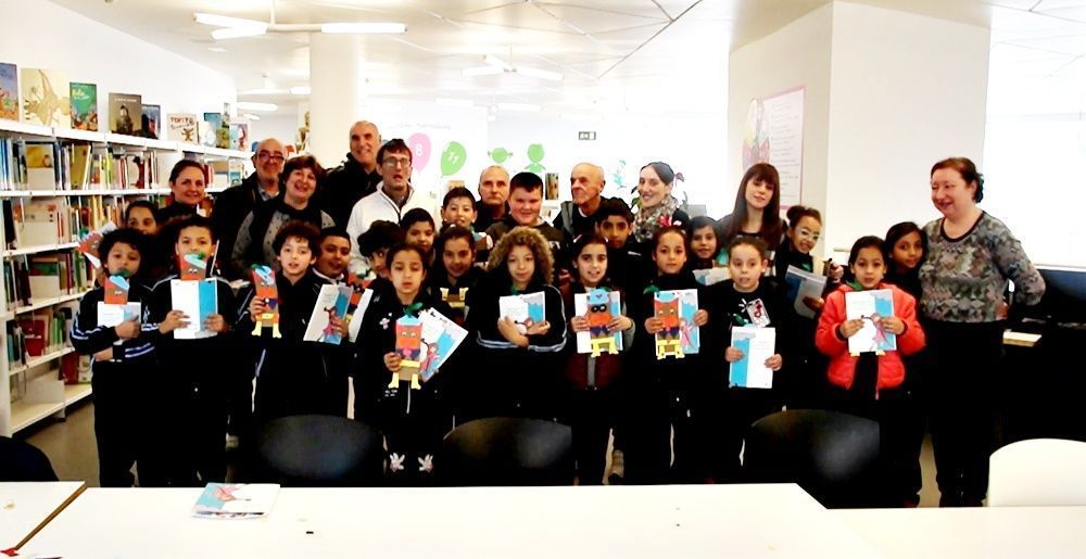 Usuarios de Plena Inclusión Ceuta participan en un encuentro de lectura con escolares.