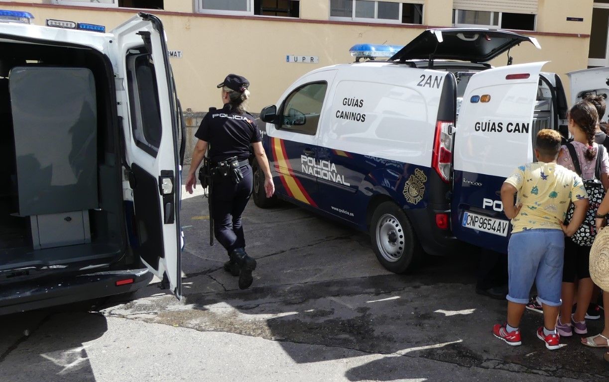 La Policía Nacional realiza una exhibición de guías caninos ante niños de la Escuela de Verano