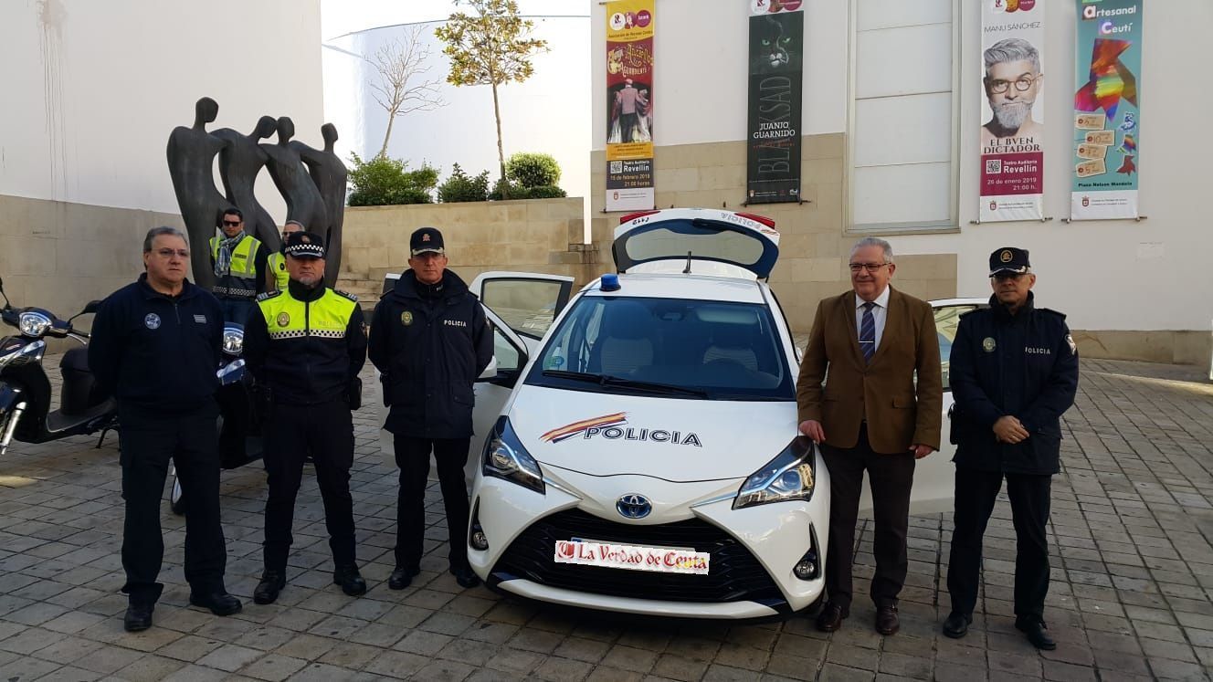 Presentados un nuevo vehículo híbrido y dos motos para la Policía Local