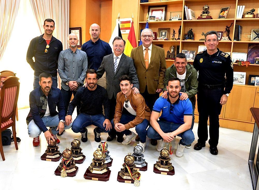 Juan Vivas recibe a los policías locales que han vuelto a ganar el campeonato de La Alcazaba.