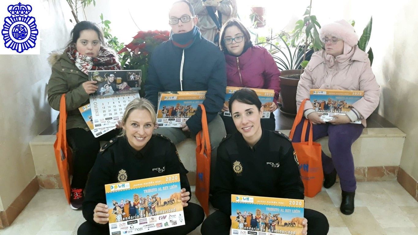 La Policía Nacional colabora con Síndrome de Down en la venta de calendarios solidarios