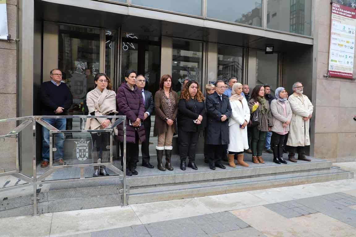 Nuevo minuto de silencio tras la víctima por violencia de género número 52, en lo que va de año