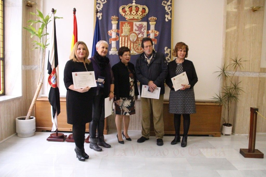 Delegación del Gobierno reconoce la trayectoria profesional de cinco funcionarios de Hacienda.