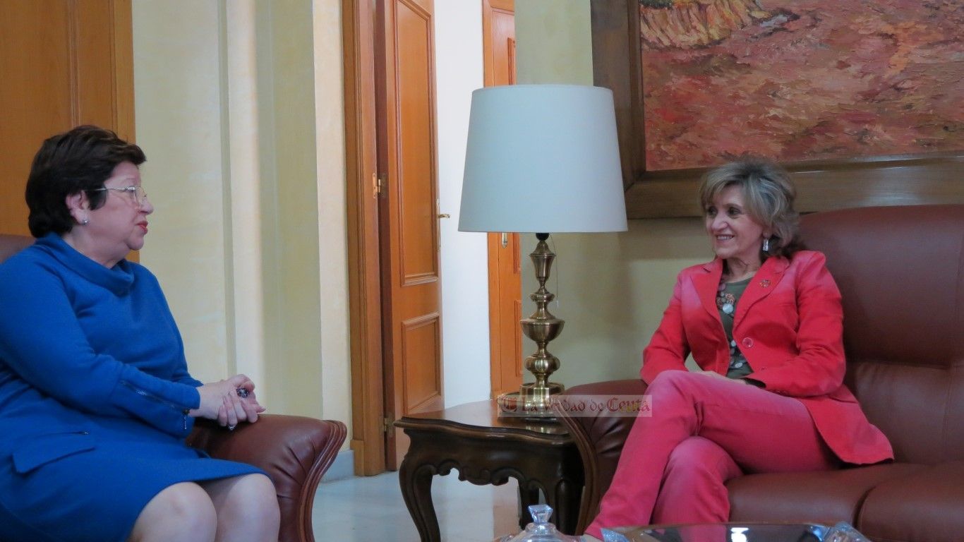 La ministra Carcedo aboga por profesionalizar y dignificar la figura del cuidador