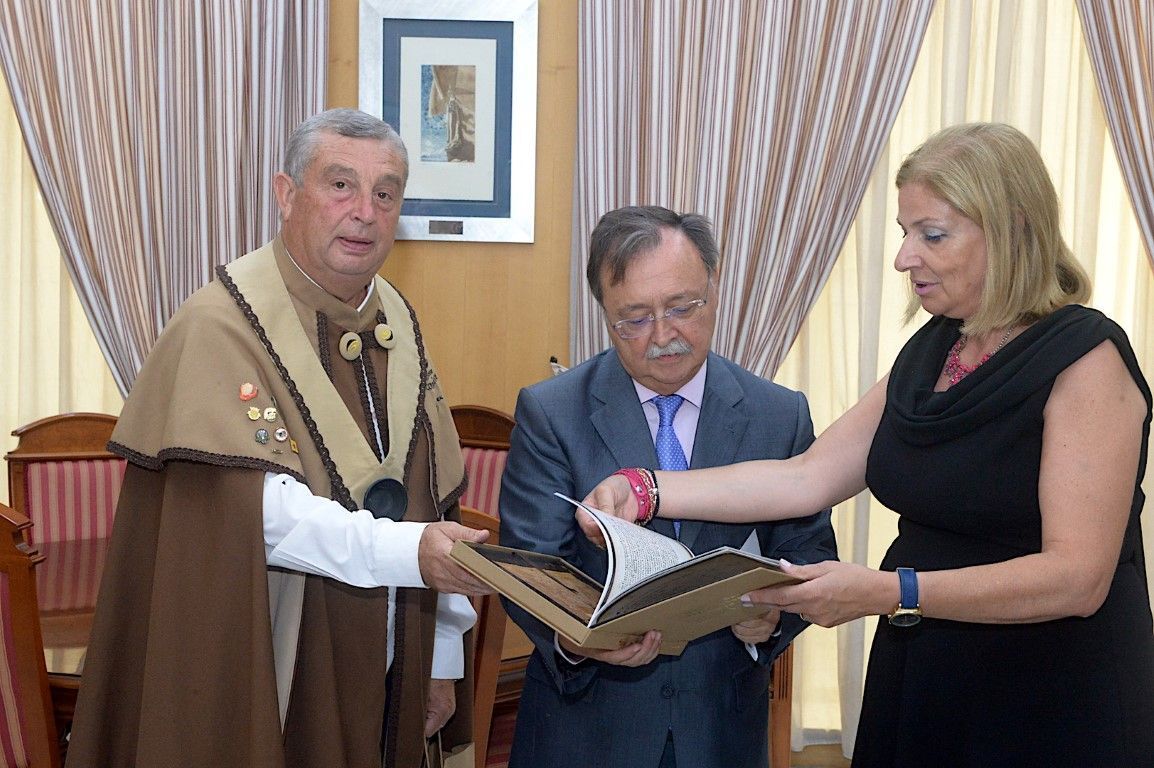 Vivas ofrece una recepción a una representación de la localidad portuguesa de Vila Real de Tras os Montes
