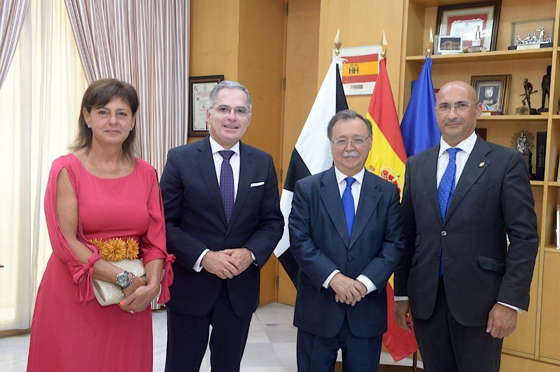 Vivas recibe en su despacho a la representación del Ayuntamiento de Algeciras