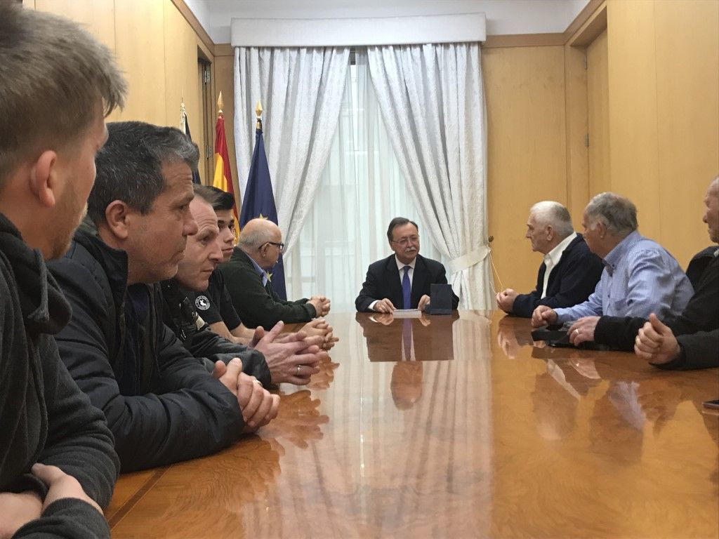 Juan Vivas recibe en su despacho a los maestros salazoneros de Ceuta