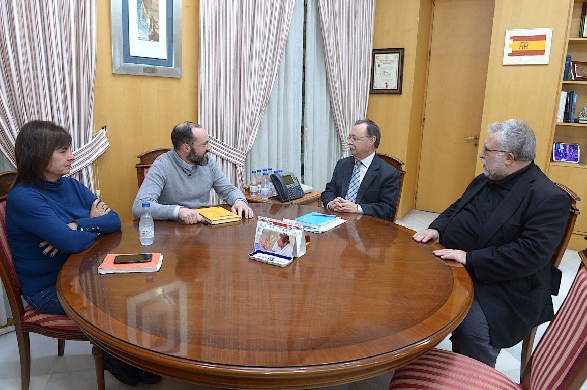 Vivas trata con el Vicario de la Diócesis la rehabilitación de la capilla de la Almadraba