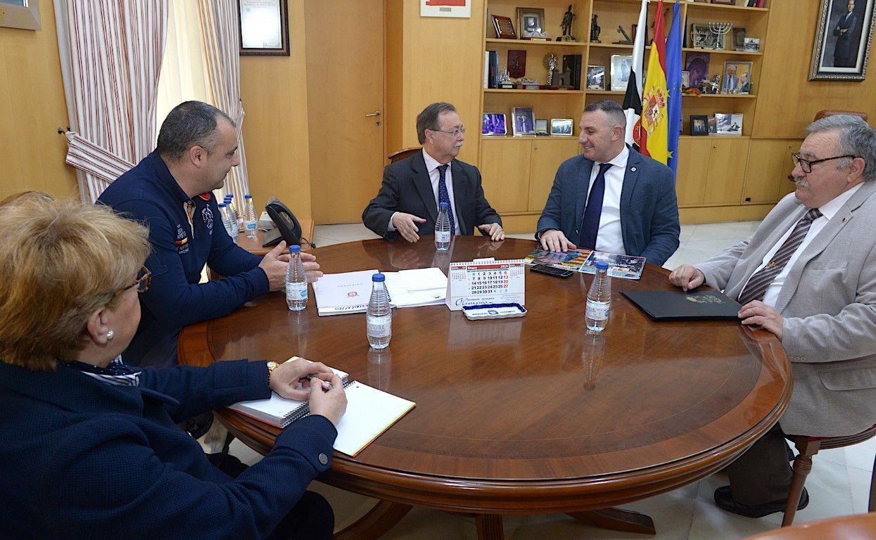 Juan Vivas recibe a los representantes de los Polillas