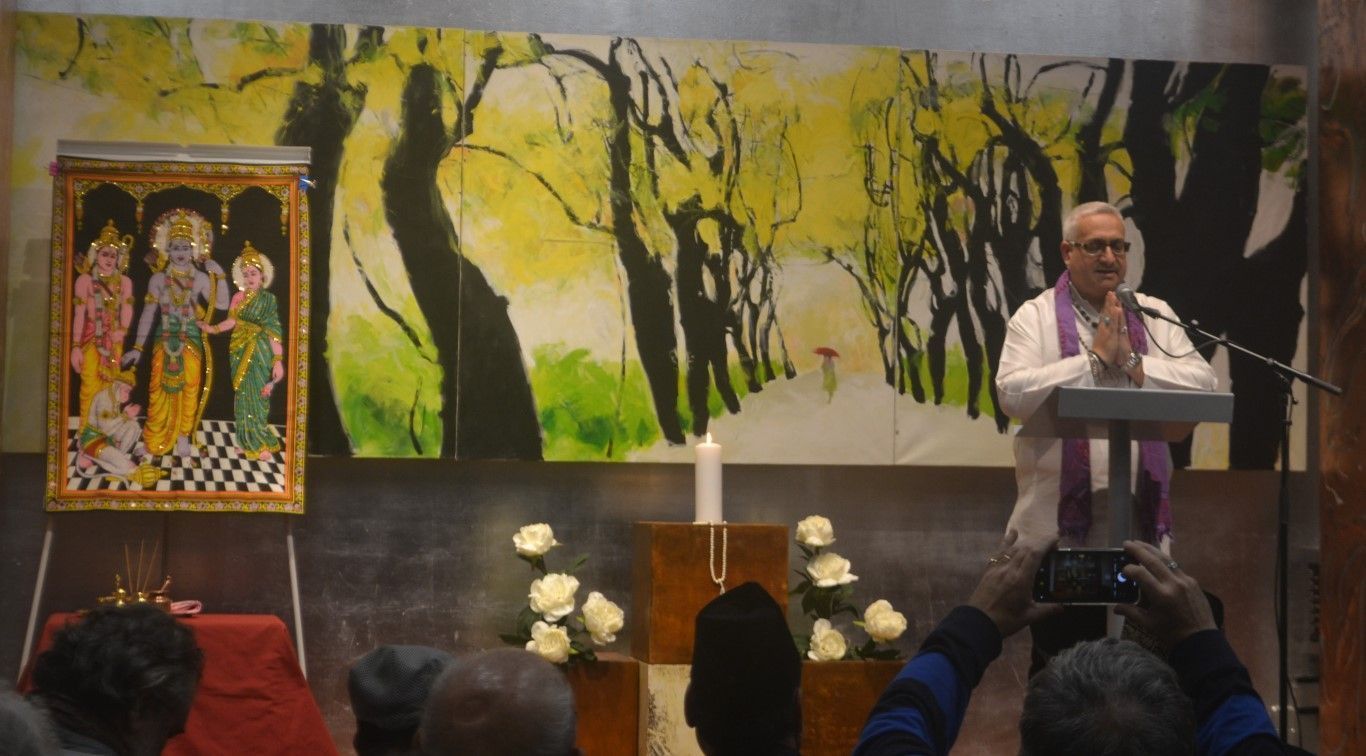 Ramchandani recitando mantras por la paz.