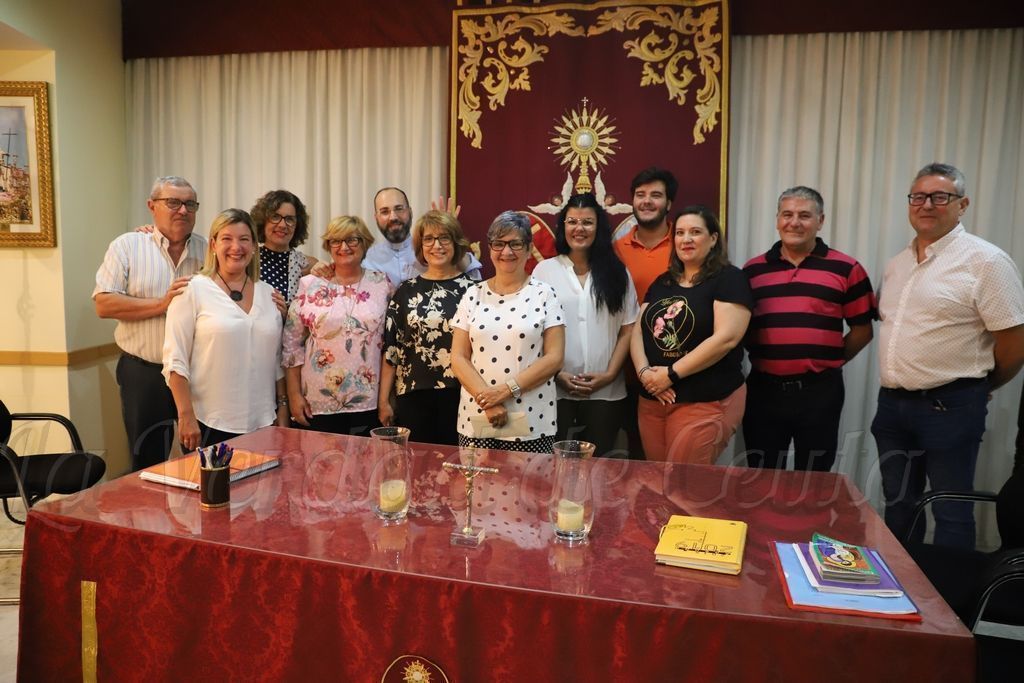 El Consejo de Hermandades entrega a Apascide un cheque por 910 euros como Obra Social