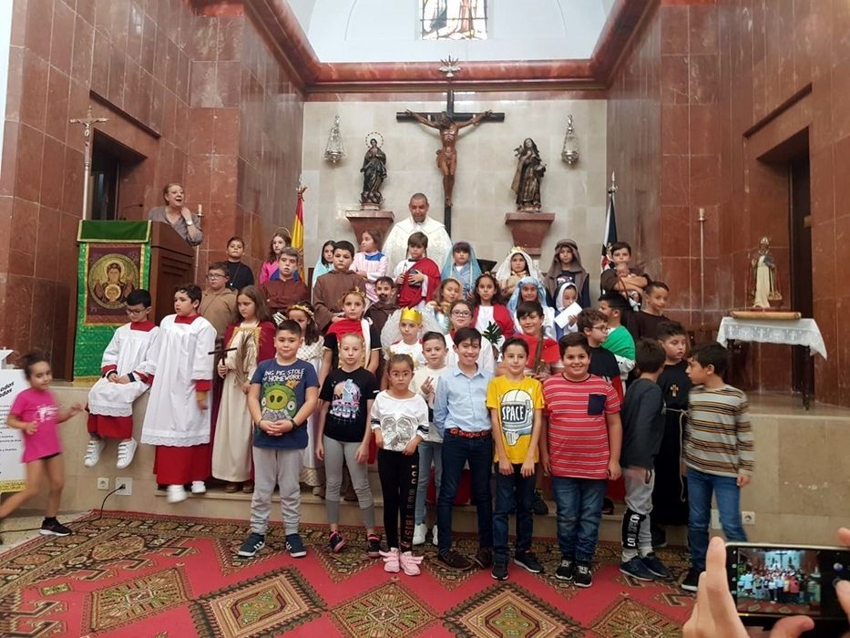 La parroquia de Santa Teresa celebra la fiesta de todos los Santos con los niños vestidos de santos