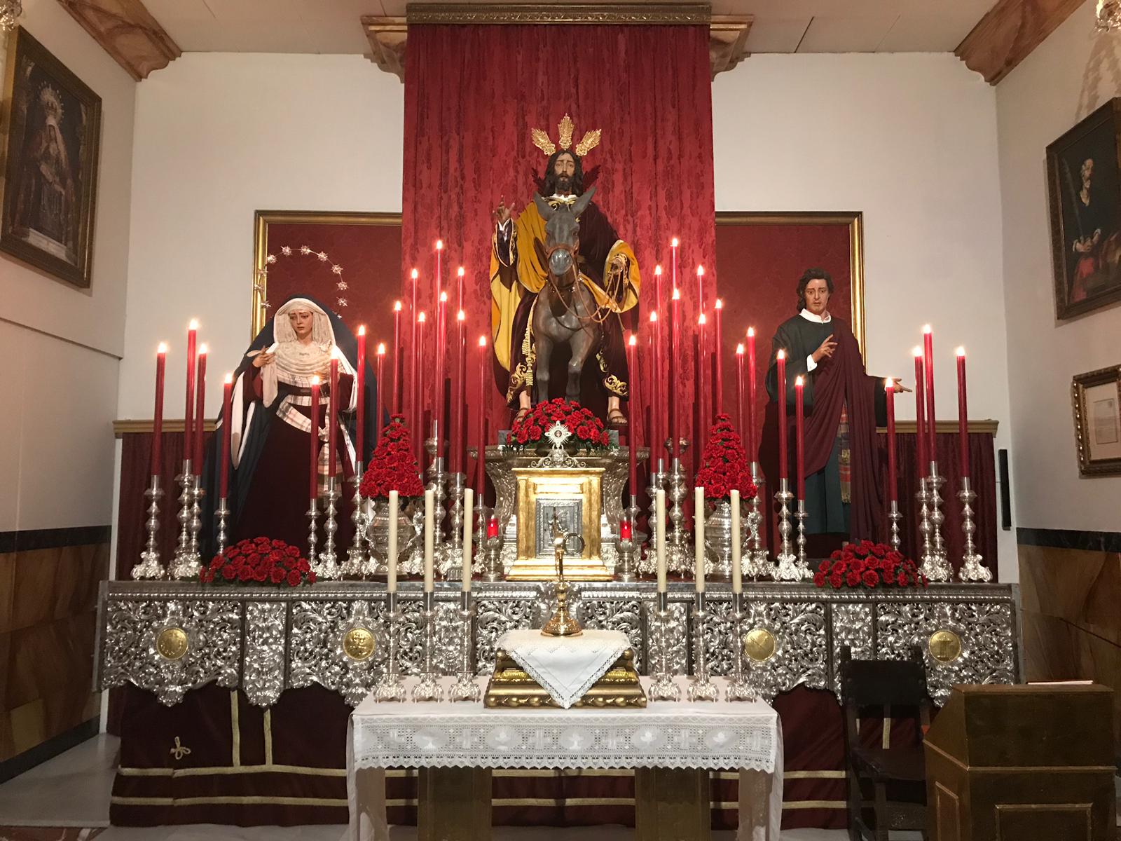 Esta tarde a las 20h., se celebrará el quinto y último día del Quinario Penitencial en honor de Nuestro Titular el Dulce Nombre de Jesús, que se ha venido desarrollando en la Capilla de La Palma, desde el pasado martes. Finalizado el Quinario, y como es tradicional durante el segundo domingo de cuaresma, la sagrada imagen del Señor permanecerá expuesta en devoto besapiés durante todo el día de mañana, para veneración de los fieles. También mañana domingo, y a partir de las 13h., se celebrará la Función Principal de Instituto, durante la que los hermanos hacen pública protestación de su fe. Finalizada la Función, se presentará el cartel anunciador del Domingo de Ramos 2019, obra de Alejandro Roldán