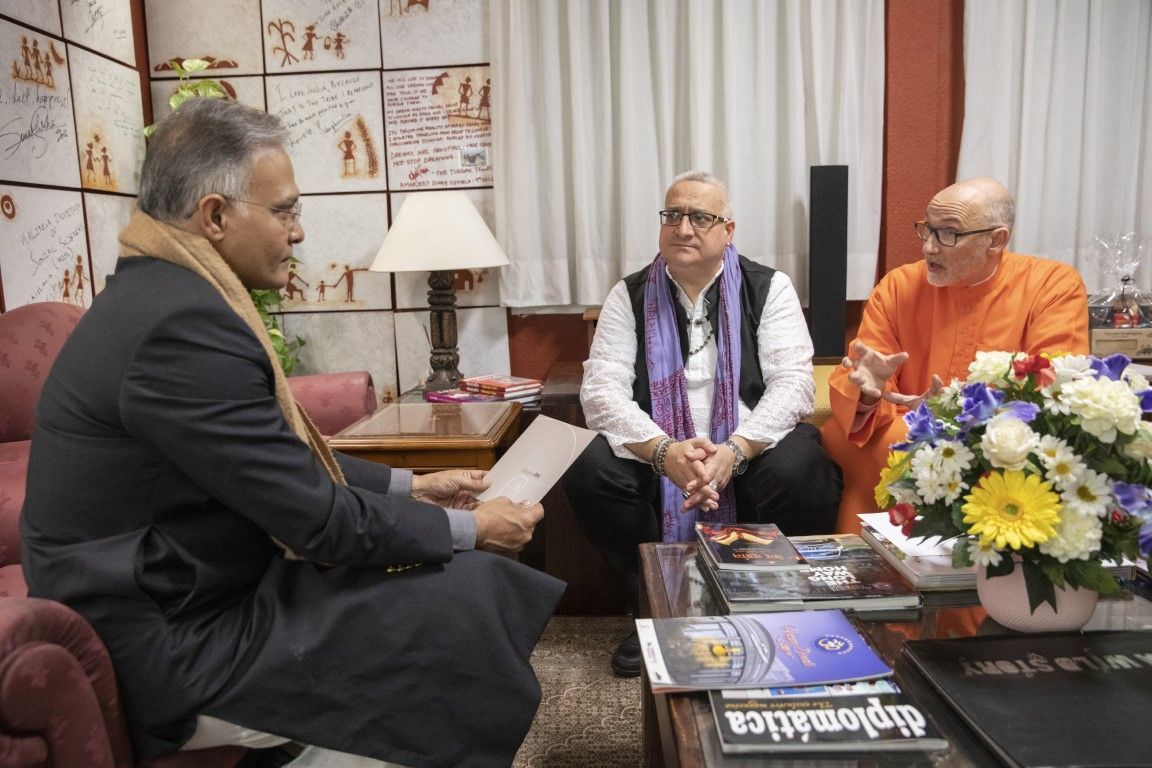 Sanjay Verma escucha atentamente a Swamiji