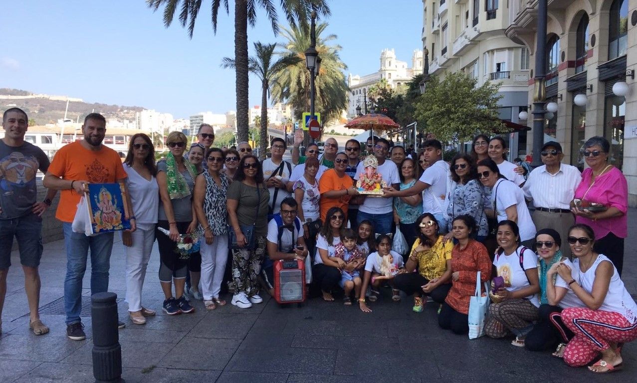 Foto de grupo del yatra o procesión del Señor Ganesha
